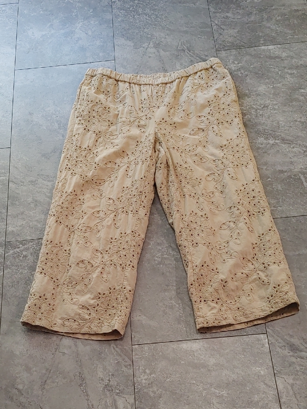 J. Jill Beige Eyelet Cropped Pants